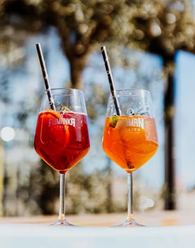 Fiuman i Fiumanka spritz kokteli u vinskim čašama – Suza T.B.