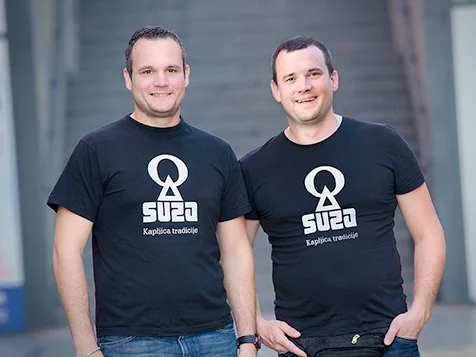 Osnivači Suza T.B. craft destilerije u crnim majicama s logotipom