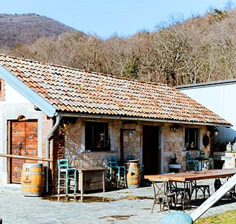 Kušaonica Suza T.B. – vanjski pogled na destileriju u prirodi