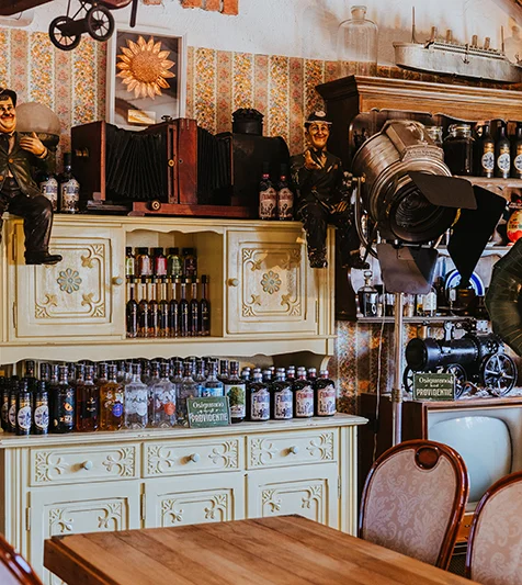 Unutrašnjost kušaonice Suza T.B. s bocama rakija, likera i gina