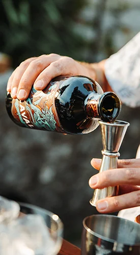 Laval pelinkovac – ulijevanje u mjericu za pripremu koktela