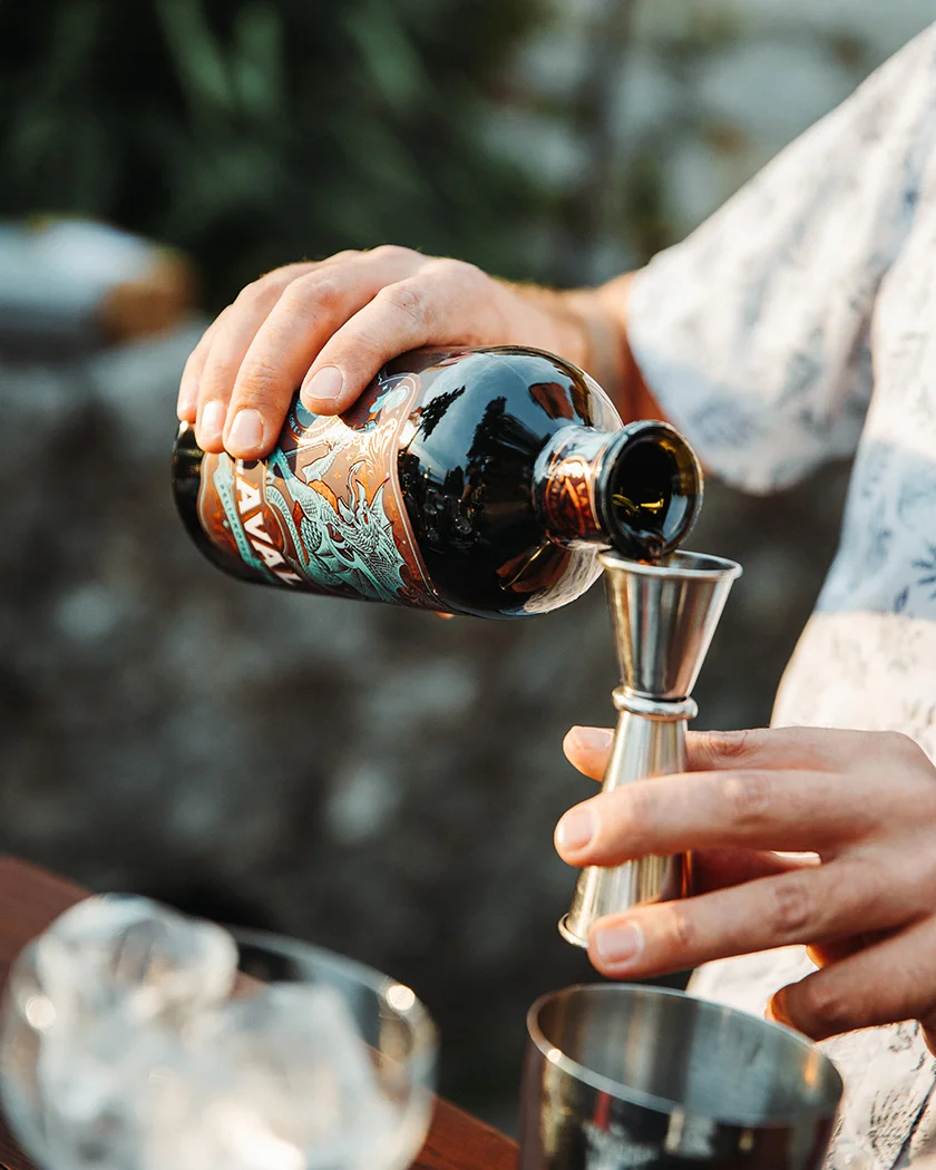 Ruka koja ulijeva Laval Pelinkovac u barsku mjericu tijekom pripreme koktela.