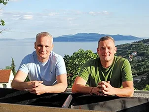 Tino i Borjan Sužić iz destilerije Suza s pogledom na Kvarner